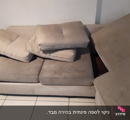 כריות ספה מלוכלכות מונחות על ספה בהירה